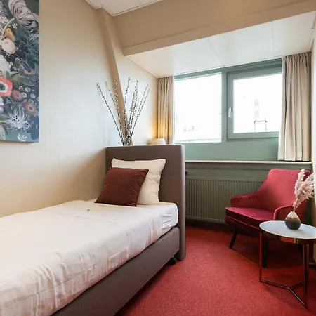 מלון Strandhotel Scheveningen 3*