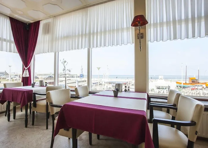 מלון Strandhotel Scheveningen 3*