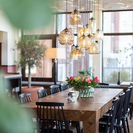 מלון Strandhotel Scheveningen 3*